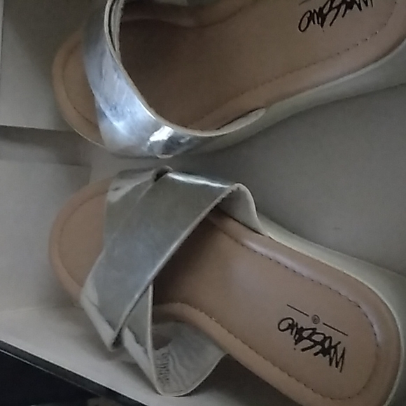 Shoes - Picture 4 of 4